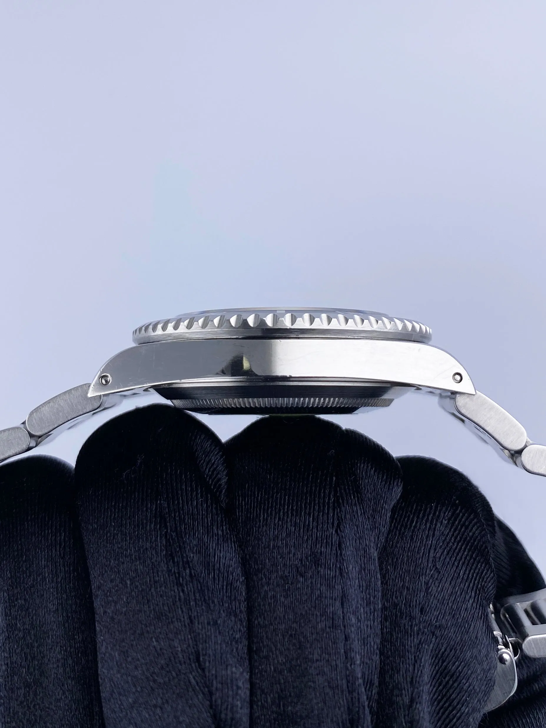 Rolex Submariner Date 16610 Mens Watch Box Papers