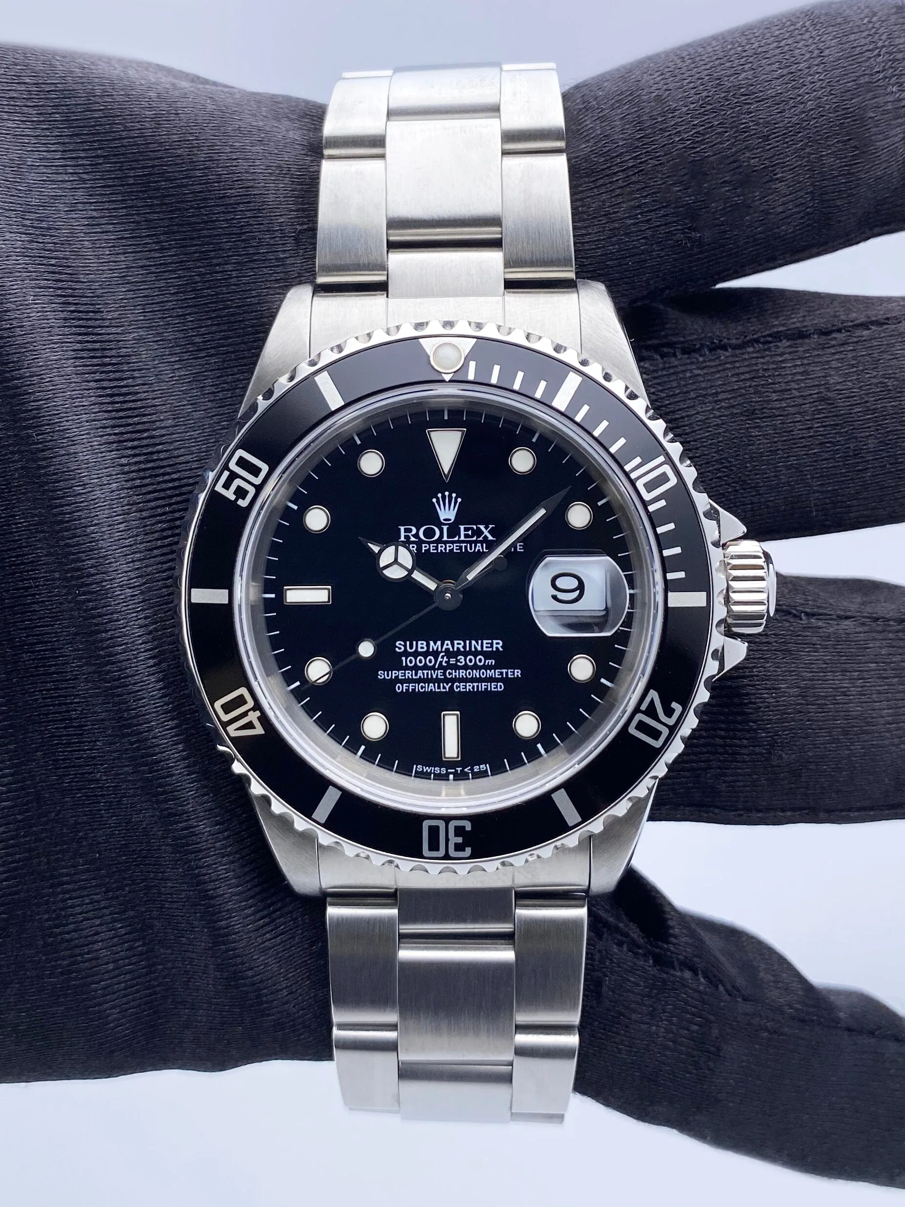 Rolex Submariner Date 16610 Mens Watch Box Papers