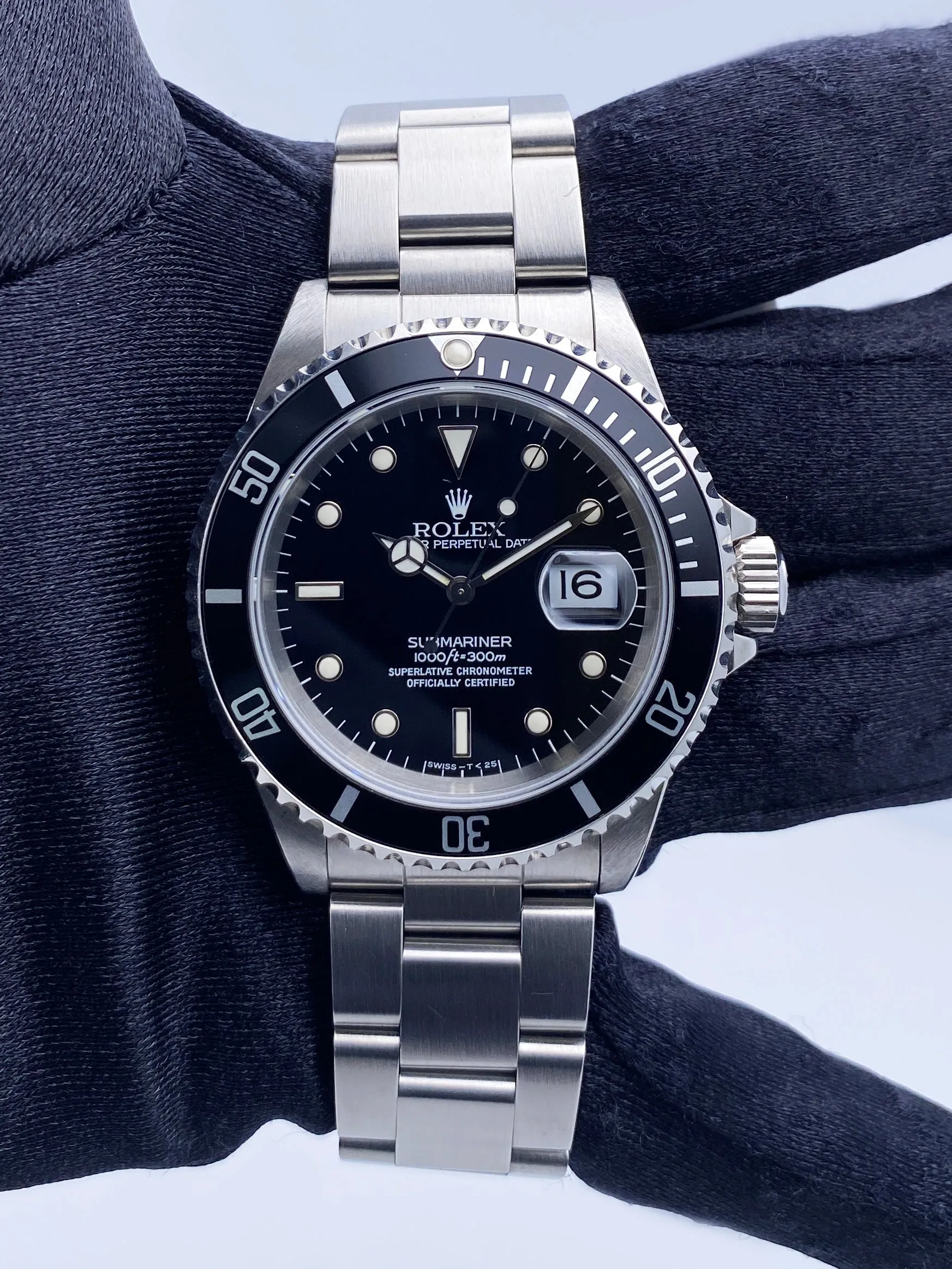 Rolex Submariner Date 16610 Mens Watch Box Papers