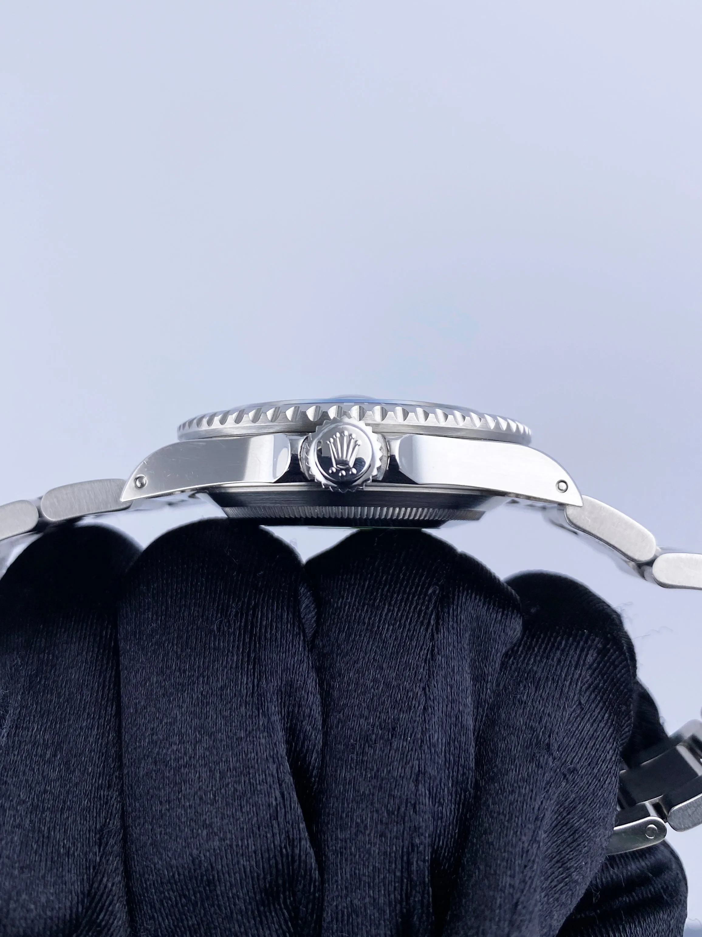 Rolex Submariner Date 16610 Mens Watch Box Papers