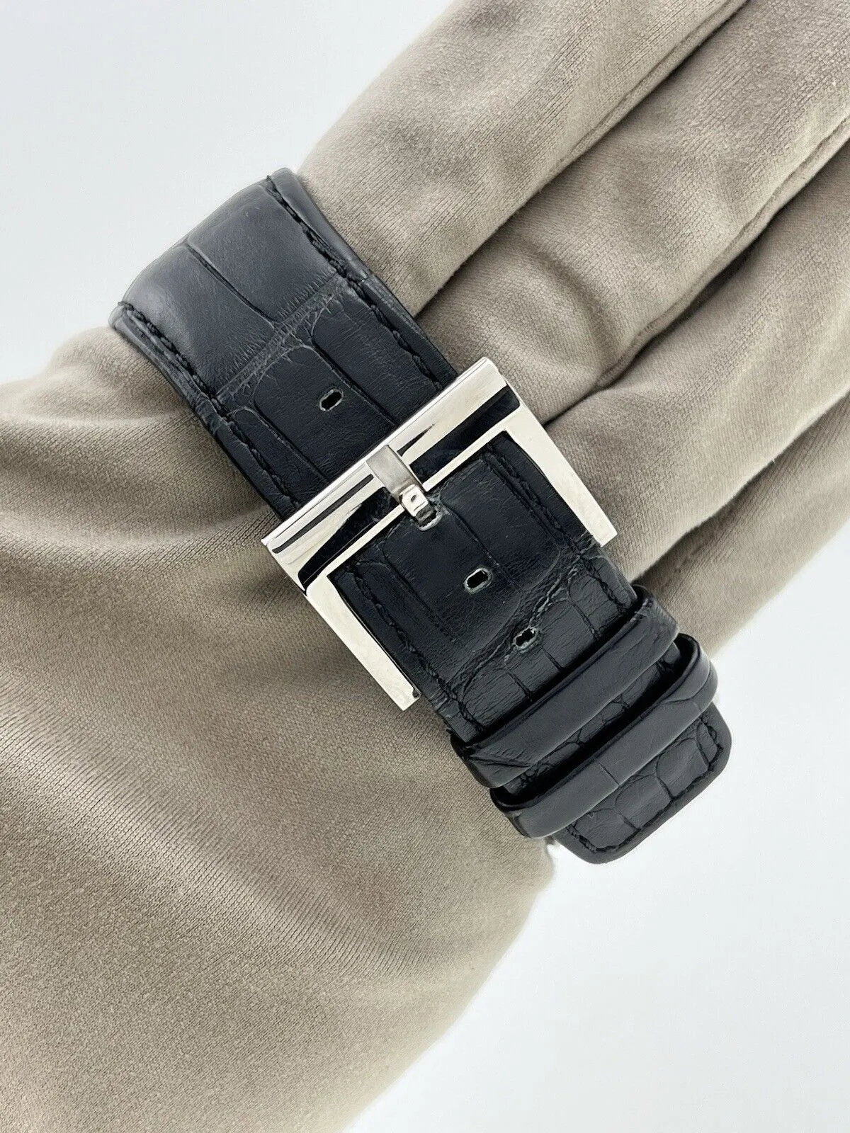 Urwerk 18k White Gold Black Manual Wind Movment Mens Watch 103.07
