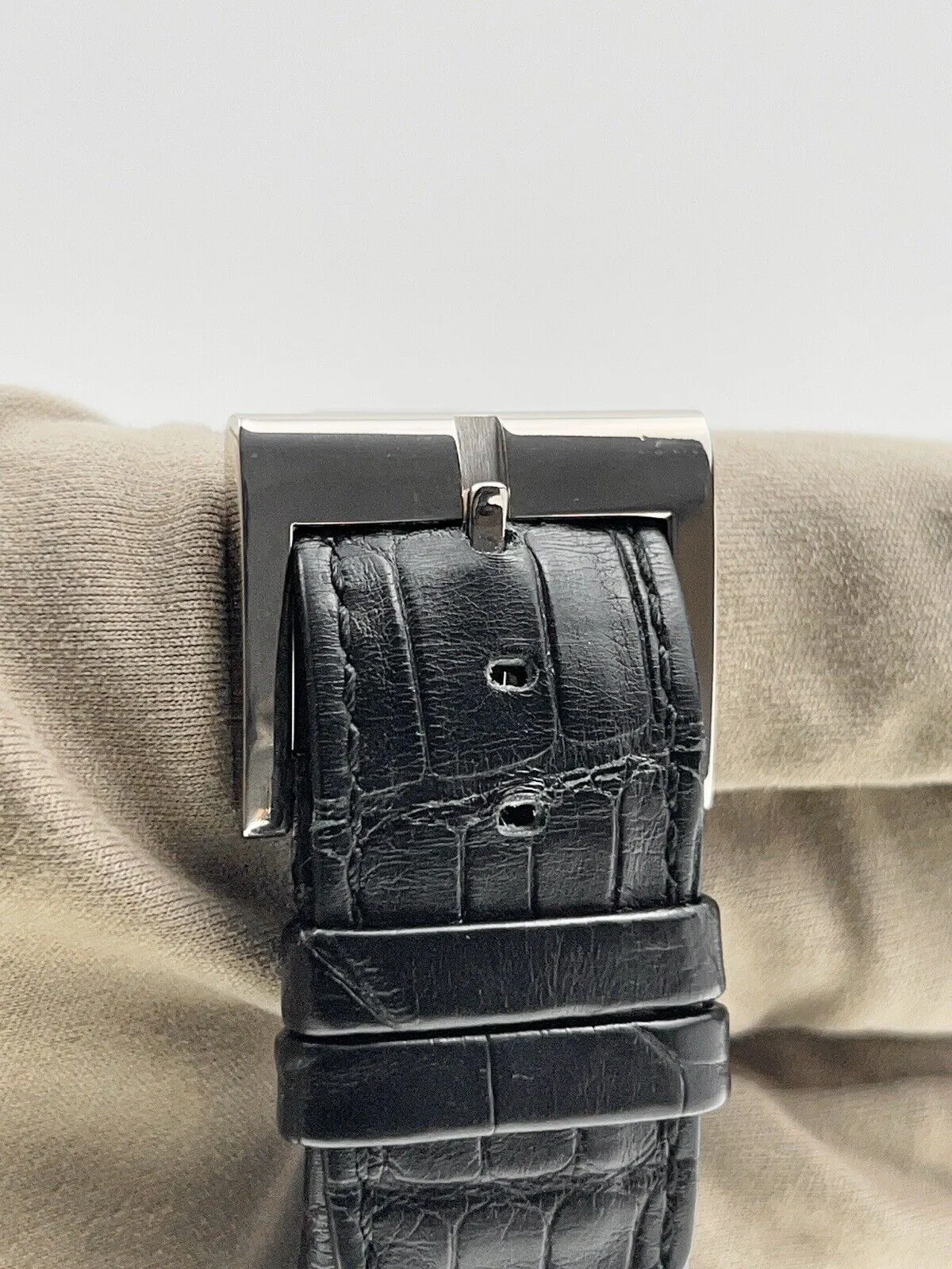Urwerk 18k White Gold Black Manual Wind Movment Mens Watch 103.07