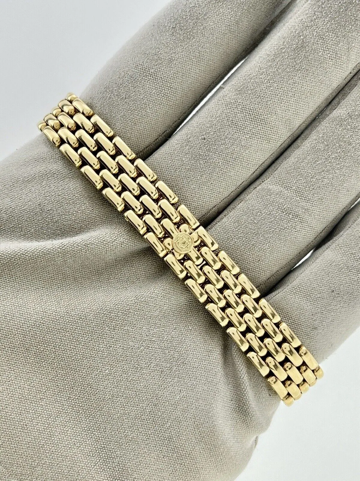 Van Cleef & Arpels Quartz Movement 21mm 18k Yellow Gold Watch 122901