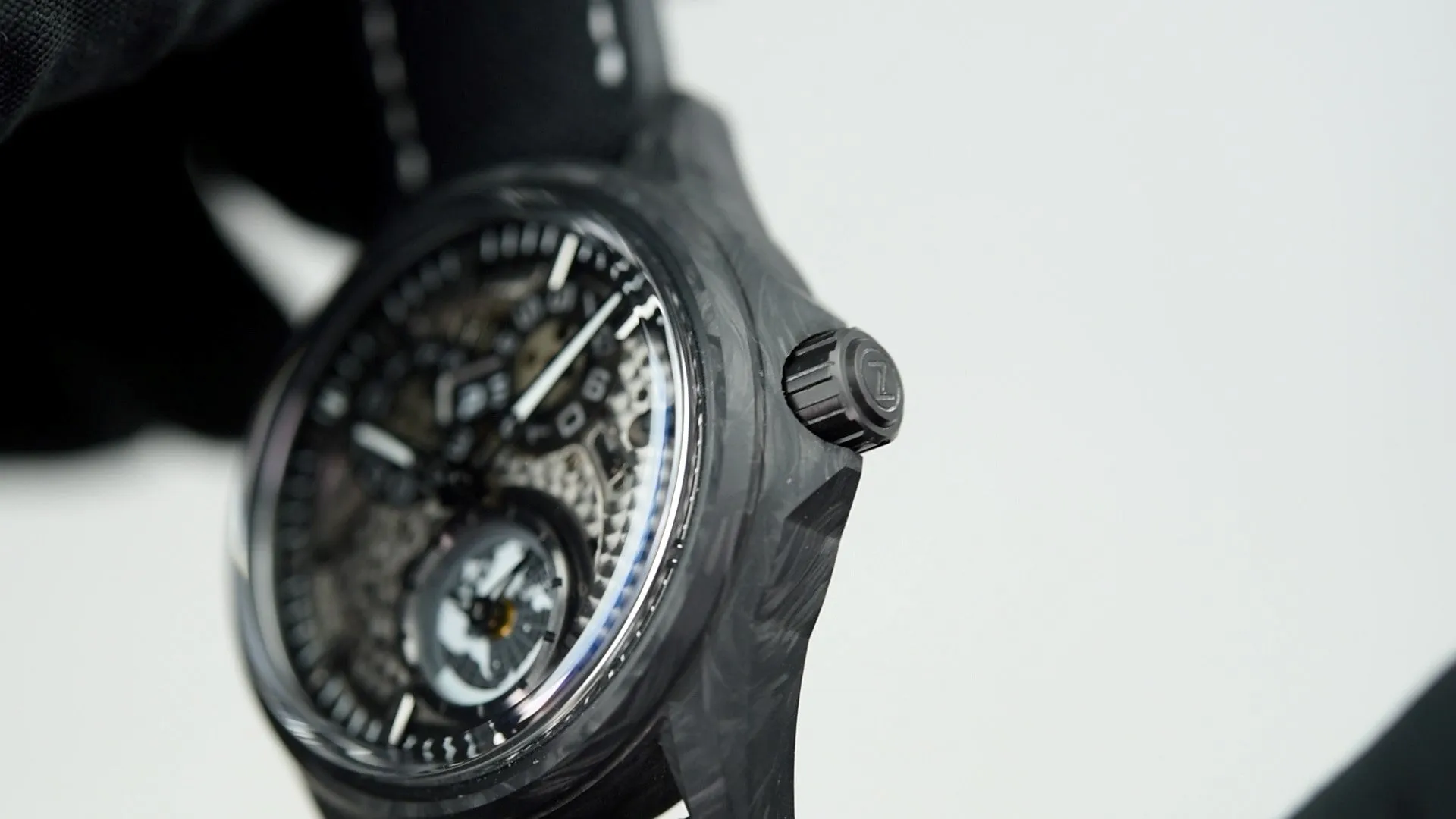 Zelos Spearfish Dual Time Carbon Moonscape (Pre-owned)